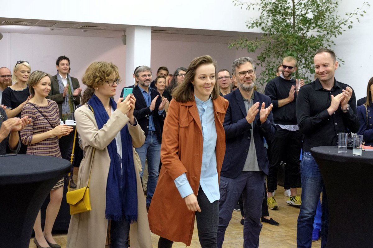 (na środku) Dominika Olszowy i Łukasz Gorczyca odbierają wyróżnienie podczas wręczenia Nagród Fundacji, Warsaw Gallery Weekend 2018, (po lewej) Karolina Plinta z redakcji pisma SZUM, (po prawej) Michał Paprocki, wówczas członek Rady Fundacji