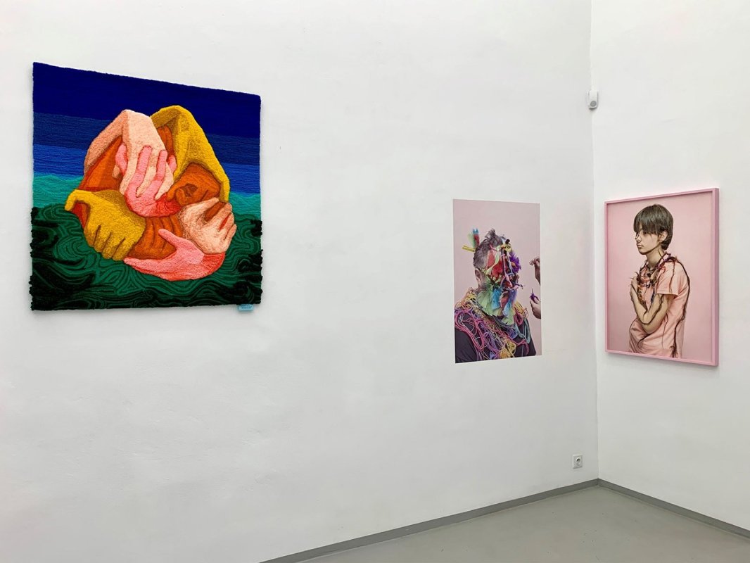 AUĆ. KAROLINA BALCER I MICHALINA KACPERAK, 2024, WIDOK WYSTAWY, DZIEKI UPRZEJMOSCI GALERII JEDNOSTKA