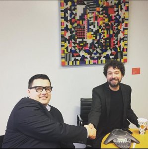 Marcin Giżycki, member of the board of ING Bank Śląski and Janek Simon during a meeting for employees about the artist's work
