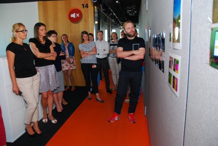 Dawid Radziszewski podczas oprowadzania-wernisażu prac Katarzyny Przezwańskiej w biurze ING na Placu Unii 