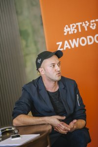 Kris Łukomski podczas wykładu A-Z 2019