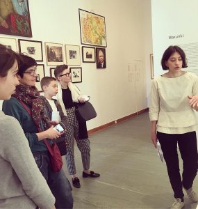 Agata Plater-Zyberk, stażystka Fundacji 2019 podczas oprowadzania pracowników ING w Królikarni