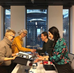 Agnieszka Rayzacher, Karolina Breguła, Kamila Bondar, Joanna Dziewanowska-Stefańczyk, uroczyste przekazanie pracy "Skwer" do kolekcji