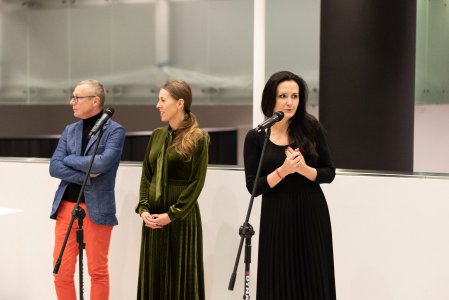 Marek Pokorny, kurator, Kamila Bondar, prezeska FSP ING i Alicja Knast, Dyrektor Muzeum Śląskiego podczas otwarcia wystawy "Duch Natury i inne bajki", Katowice, 2019