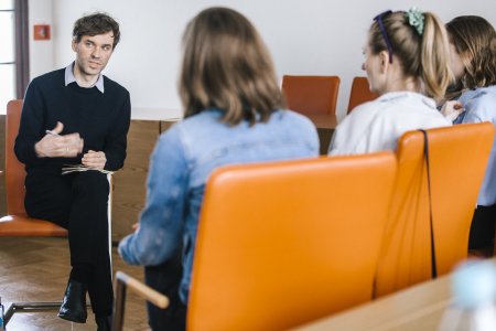 Sebastian Cichocki podczas spotkania ze studentkami A-Z 2019, Katowice