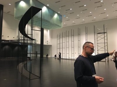 Michał Budny, artysta kolekcji i autor scenografii wystawy "Duch natury i inne bajki"  podczas montażu