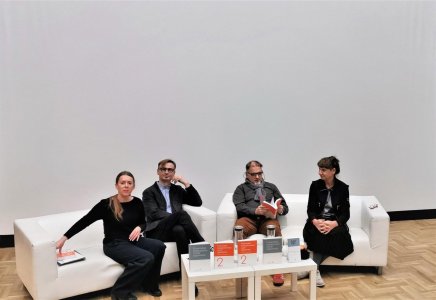 (od lewej) Kamila Bondar, prezeska Fundacji, Piotr Bazylko i Krzysztof Masiewicz, autorzy oraz Bogna Świątkowska z wydawnictwa Bęc Zmiana, prezentacja "Przewodnika kolekcjonowania sztuki najnowszej" w Zachęcie, 2019