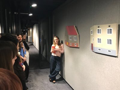 Kamila Bondar, prezeska Fundacji oprowadza studentów warszawskiej ASP