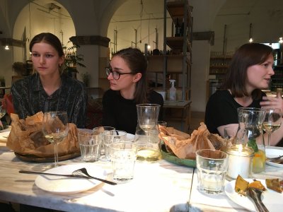 Barbara Orłowska i Weronika Orłowska, stażystki Fundacji 2020 i Natalia Załuska na spotkaniu podsumowującym czwartą edycję projektu Artysta-Zawodowiec