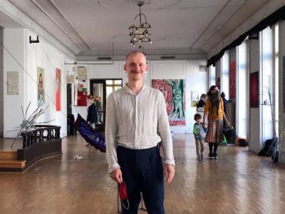 Kamil Pierwszy prowadzący galerię Serce Człowieka podczas wręczenia Nagrody Specjalnej Fundacji, Warsaw Gallery Weekend, 2020