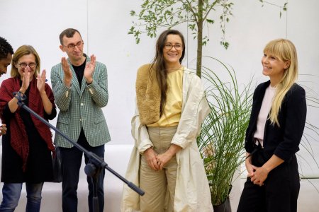 Hanna Wróblewska, Piotr Marzec - jury oraz Agnieszka Brzeżańska, zwyciężczyni Nagrody Fundacji WGW 2018 wraz z galerzystką, Justyną Kowalską