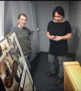 Kamila Bondar i Elżbieta Jabłońska podczas inspekcji w magazynach Fundacji