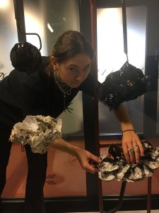 Agata Ingarden pracuje nad ekspozycją swojej pracy w biurze Fundacji