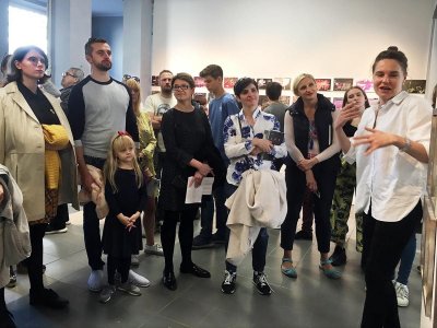 Klub "Lew Salonowy" z wizytą w galerii Szarej. Na zdjęciu m.in Piotr Pochwała, Iwona Wójcicka, Irena Gbur-Towarnicka. Oprowadza kuratorka wystawy Małgorzata Miśniakiewicz