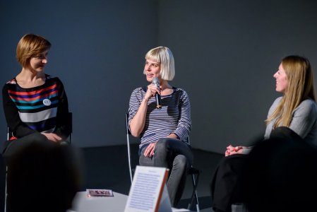 Ewa Łączyńska-Widz, Maria Świerżewska i Kamila Bondar podczas spotknia promocyjnego książki "Sztuka w naszym wieku", Tarnów 2016
