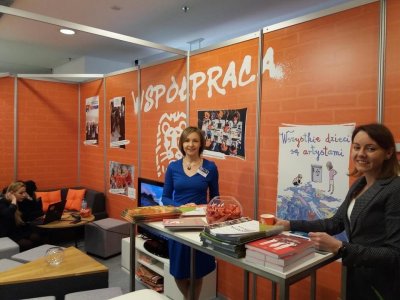 Agata Tomaszewska, prezeska Fundacji ING Dzieciom i Joanna Warmuz na targach CSR