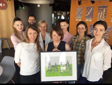 (w środku) Joanna Kadłubowska ówczesna konserwatorka kolekcji Fundacji, (od lewej) Magdalena Smoleńska, Kamila Bondar, Stanisław Ślubowski, Iwona Ładno, Aleksandra Prokop, Paulina Skoczyńska i Natalia Andrzejewska (przejmująca obowiązki konserwatorki kolekcji)