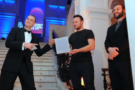 Oscar Swan, Rafał Dominik i Szymon Żydek podczas otwarcia wystawy "Sztuka w naszym wieku", Zachęta - Narodowa Galeria Sztuki w Warszawie, 2015