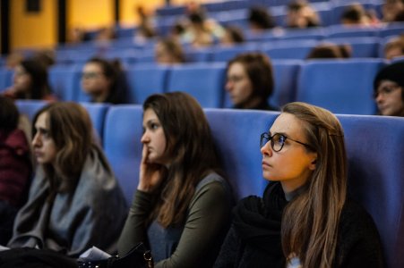 Karolina Szyma, stażystka Fundacji 2019, tu jako słuchaczka projektu A-Z