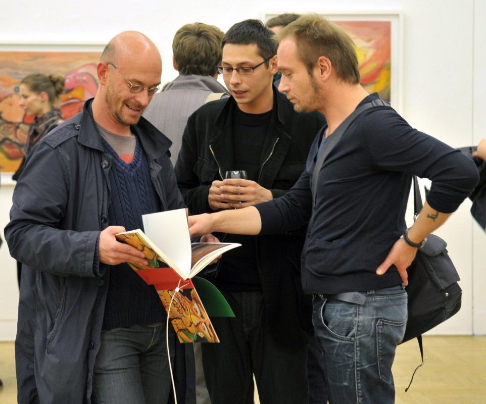 Piotr Janas, Jakub Julian Ziółkowski i Wojtek Pusłowski na wystawie "Hokaina", Zachęta - Narodowa Galeria Sztuki, 2010