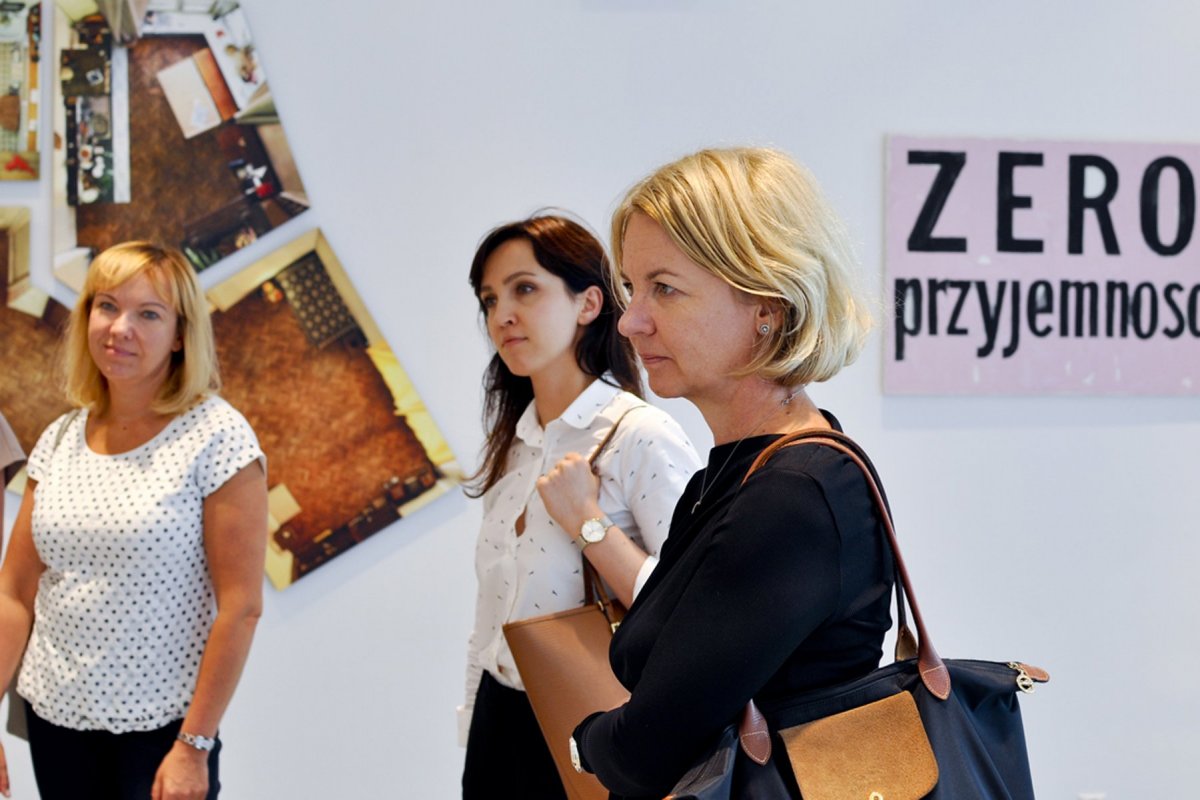 Alicja Żyła, Justyna Karpińska i Justyna Kesler, członkini Rady Fundacji na wystawie "Teraźniejszość?" w Opolu