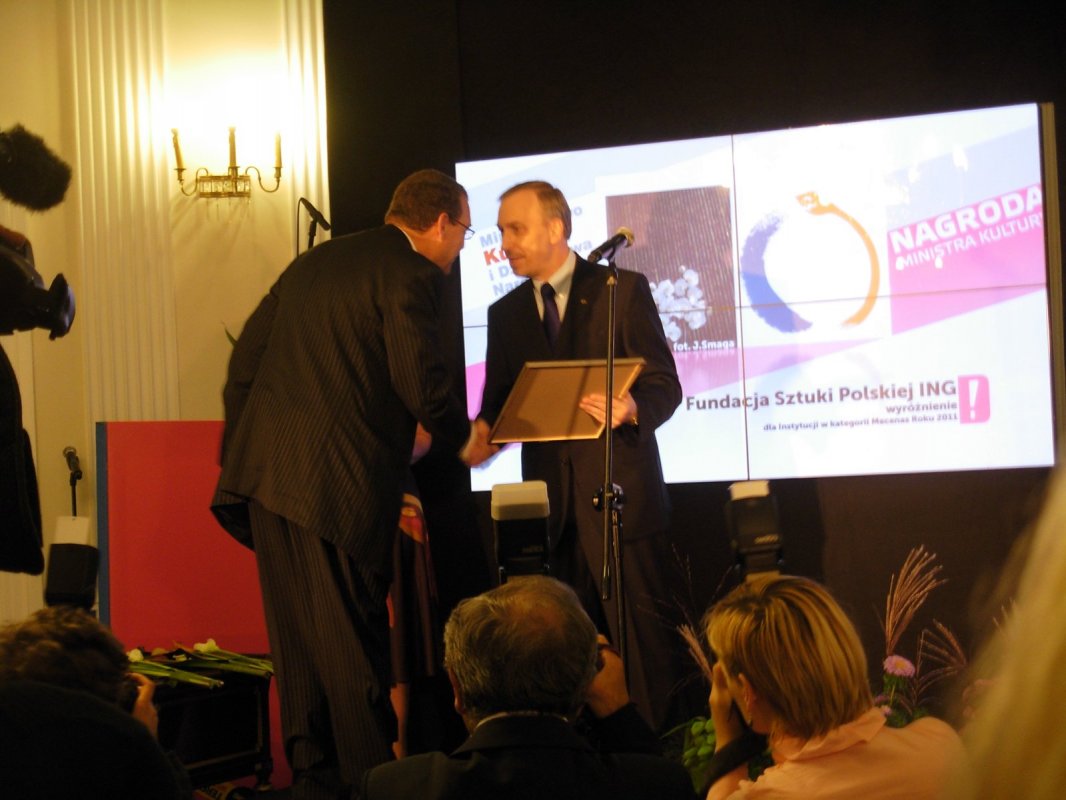 Oscar Swan, Przewodniczący Rady Fundacji odbiera nagrodę z rąk Bogdana Zdrojewskiego, Ministra Kultury i Dziedzictwa Narodowego  w 2011