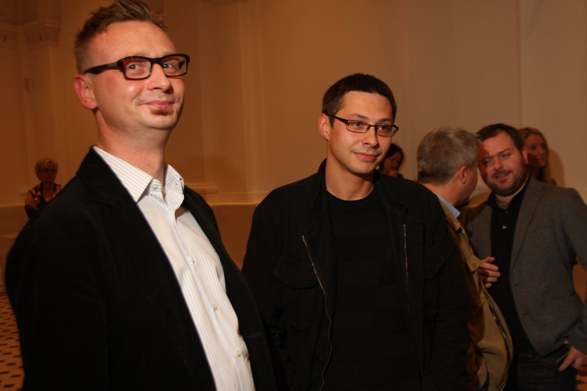 Piotr Bazylko, kolekcjoner i autor "Przewodnika kolekcjonowania sztuki najnowszej",  wydanego przez Fundację wraz z wydawnictwem Bęc Zmiana, oraz Jakub Julian Ziółkowski na wystawie Hokaina w Zachęcie 2010