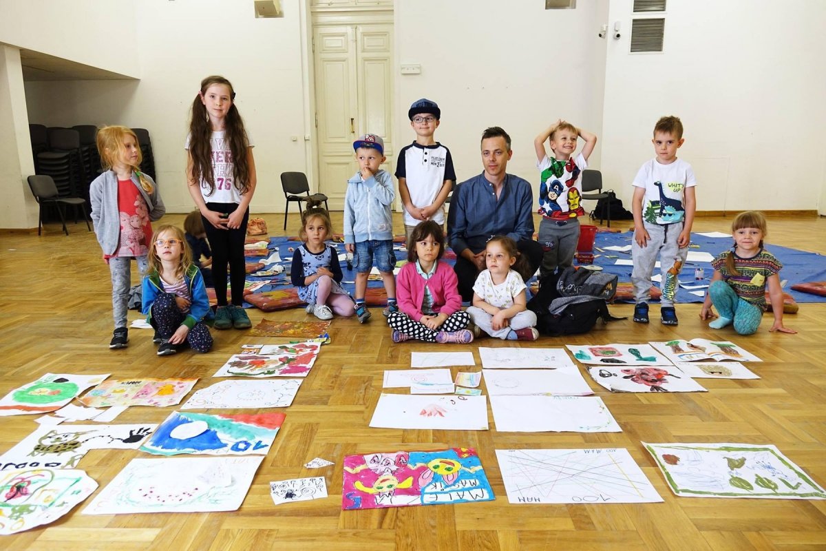 Zbigniew Rogalski podczas warsztatów dla dzieci towarzyszących wystawie "Dzikość serca" w Zachęcie, 2018
